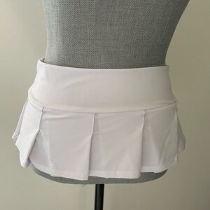 White Mini skirt: EUC, no rips, stains or holes. Pleated and 6 in length